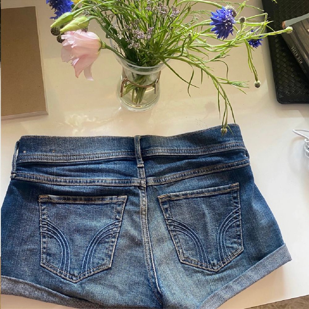 Jeansshorts från hollister i strl waist 26.  Skulle säga att de motsvarar S. Knappt använda så fint skick! 💙. Jeans & Byxor.