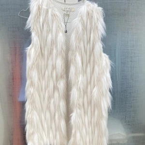 Pälsväst - Pälsväst (självklart inte äkta päls) Aldrig använd men väldigt fin att ha på över en tröja⭐️ Hör av dig för fler bilder❤️