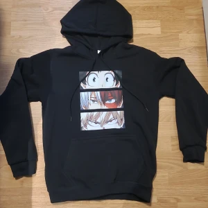 Anime hoodie - Anime hoodie som jag fick för 2 år sen, adfrig använd. Känns lite som fleece.