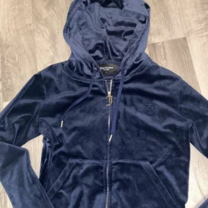 Juicy set - Hej Jag önskar att sälja mitt Juicy set då det har endast använts några få gånger och nu inte längre används. Setet är fortfarande i en utmärkt skick, och det ser helt nytt och oanvänt ut❤️