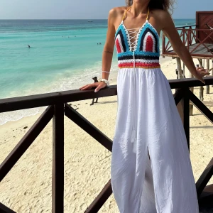 Rygglös klänning med stickad överdel och öppning i sidan - En av de klänningar som jag älskar men jag har tyvärr inte haft chansen att ha den många gånger.  Haft den bara en gång och jag kände mig väldigt fin! (Den blev rynkig eftersom jag hade den i väskan under en lång resa och har inte strykit den)