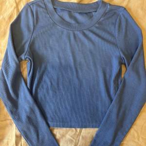 en ribbad mörkblå långärmad tröja i  stolek XS som jag köpte för någon månad sen men inte kommit till andvändning 
