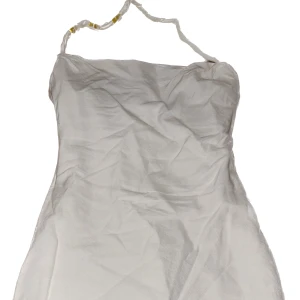 Vit kort klänning  - Verkligen så fin passform då den är smått tajtare vid midjan, verkligen perfekt under sommaren!