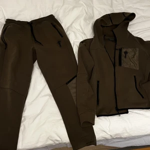 Trapstar tracksuit - Hej, säljer nu min trapstar dress i olivgrön. Storleken är S men passar mig perfekt är runt 180 lång. Kvitto finns  Nyskick 10/10 tveka inte om att skriva vid intresse pris kan diskuteras MVH