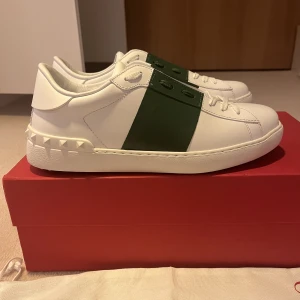 Valentino open sneaker - Säljer ett par fräscha Valentino dojor som endast är använda en gång. Därav toppskick. Storlek 40 men sitter lite större. Box och skosnören ingår. 