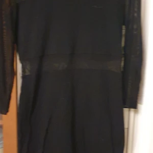 Svart klänning - Svart klänning storlek m tunn uppe vid armarna 