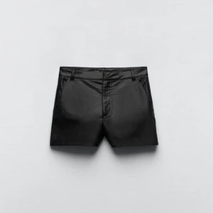 Fake läder shorts - Shorts i Fake läder från zara. Storlek M men passar mig som är en S perfekt. Aldrig använda. 200 inkl frakt