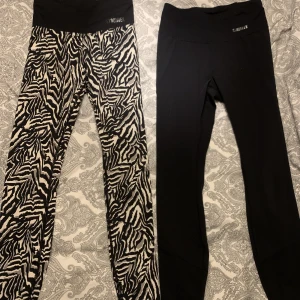 Stonger byxor - Säljer två par fina träningsbyxor från stronger i st Xs. Jättebra sick, inte mycket använda. Mitt pris: 250kr/st Nypris: 699kr/st