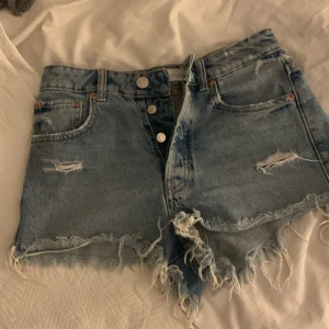 Jeansshorts  - Säljer dessa ljusblåa jeansshorts från zara. Dom är super snygga Men har blivit för små💗har inga bilder med dem på. Köparen står för frakt!!