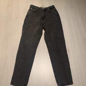 Mom jeans från GinaTricot. Storlek 34