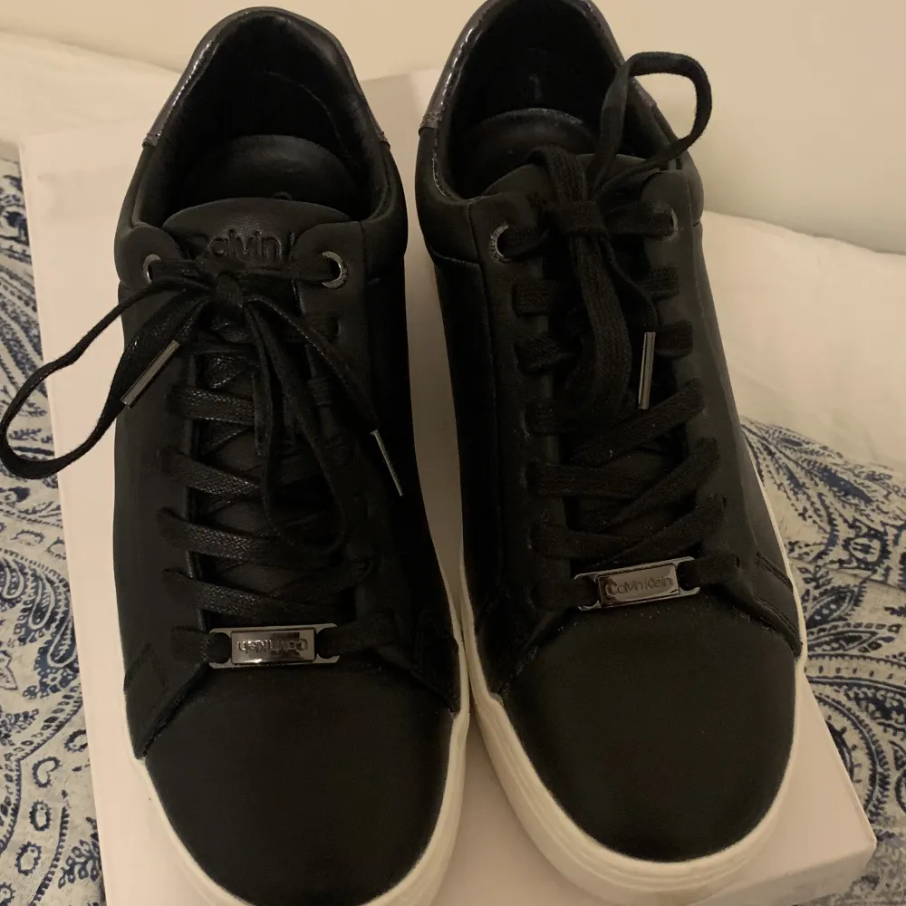Ett par svarta Calvin Klein Sneakers. I storleken 39. Stor i storlek.   Använda 1 gång, säljer pga stor i storlek.   Ord pris: 1 644 kr (köpte för 1 079kr)   Det är ett par väldigt fina skor som trist nog inte passade mig 😇. Skor.