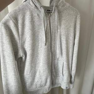 Fin ljusgrå hoodie som tyvärr inte kommer till användning. Eftersom just har fler 💛jag är vanligtvis en S och den sitter bra på mig 