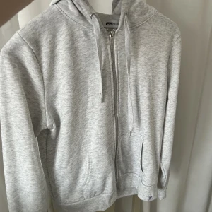 hoodie  - Fin ljusgrå hoodie som tyvärr inte kommer till användning. Eftersom just har fler 💛jag är vanligtvis en S och den sitter bra på mig 