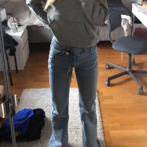 Blåa lågmidjade bootcut jeans - 💖