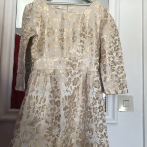 Klänning  - Använd endast en gång , passar S 