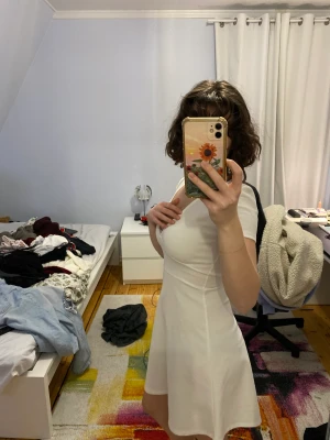 Vit klänning från Zara - En superfin vit klänning som passar perfekt till studenten eller sommaren! Säljer då den aldrig kommit till användning, skriv gärna vid intresse!❤️