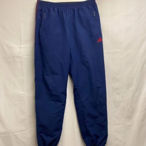 Adidas byxor - Ett par snygga vintage adidas träningsbyxor, väldigt bekväma och i bra skick!