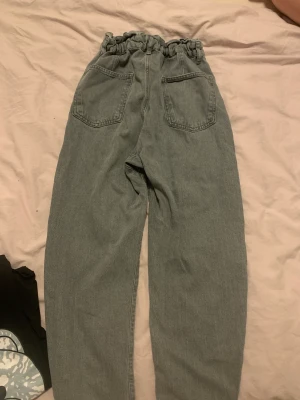 Byxor  - den har elastisk midjeband så väldigt skönt byxor, inte så varm tyg. 