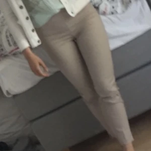 Beige slacks  - Snygga beige slacks från hm! Har legat långt in i garderoben och blivit lite skrynkliga! Är i storlek 32 men passar 34 