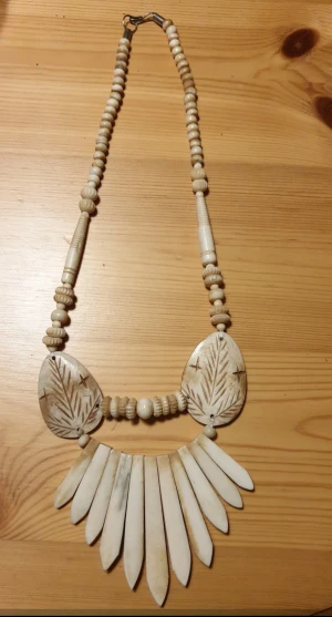 Benhalsband vintage oanvänt - vackert vintage smycke i ben större halsband. 