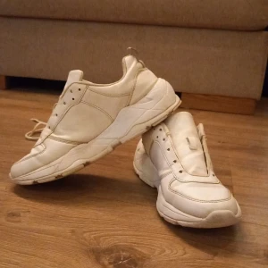 skor - vita sneakers.