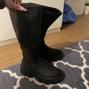 Knähöga boots Carla - Säljer dessa populära Carla boots från asos. Storlek 39. Säljes då dom ej kommit till användning. Nyskick! 