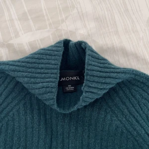 Stickad vårtröja  - En stickad tröja som är lite kortare från monki💯den är lite mera grön i verkligheten och aldrig använd (nypris 250:-)