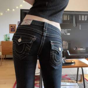 Snygga true religion som jag säljer eftersom de är lite korta på mig. De är uppsprättade i benen och därför finns lite slitage men annars i perfekt skick. Innerbensmåttet är 72 cm och midjemått är 70 cm. Skriv för frågor eller fler bilder🥰