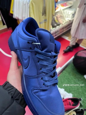 Nba deep royal blue sv dunks - Storlek 45 oanvända Har box Från sneakerhyllan