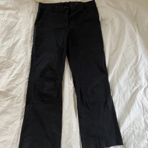 Lågmidjade kostymbyxor  - Fett snygga lågmidjade, smått randiga kostymbyxor. Står stl 38 men skulle mer säga 36 eller liten 38 kanske. Midjemåttet är 40cm och innerbensmåttet är 72cm. Hör av er vid frågor💗