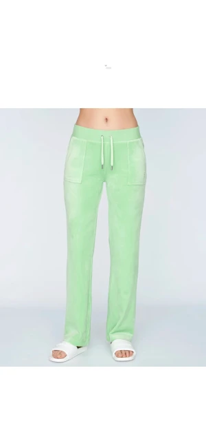 Juicy couture  - Lägger ut igen🫶🏼 Juicy byxor jag köpte på Urban outfitters💞 De har fläckar på sig men inget som inte går bort i tvätten🫶🏼Dålig färg på bilden 