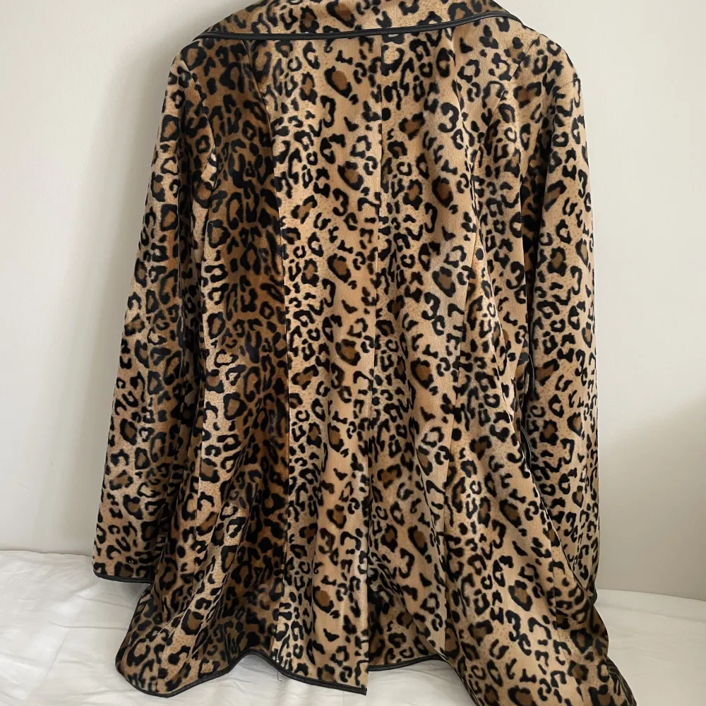Snygg och elegant kappa i leopardmönster från KRISS Sweden. Storlek S men passar även M.. Jackor.