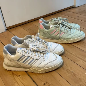 Adidas skor  - 2 par adidas skor knappt använda. Dem vita är storlek 40 och den turkosa storlek 40 2/3. Frakt tillkommer. 500kr styck eller 800kr tillsammans