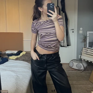 Glittrig topp - En glittrig och mönstrad topp perfekt för fest! Köpt second hand, aldrig använd av mig. Gott skick!!!🍒🍒🍒