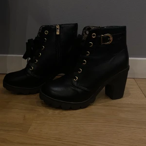Boots med klack  - Säljer mina super snygga boots som har en liten klack och som passar till allt pågrund av att de nu tyvärr blivit för små. 