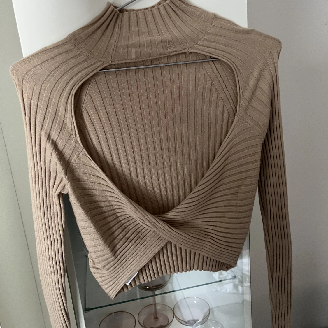 Beige tröja med öppen rygg - 90