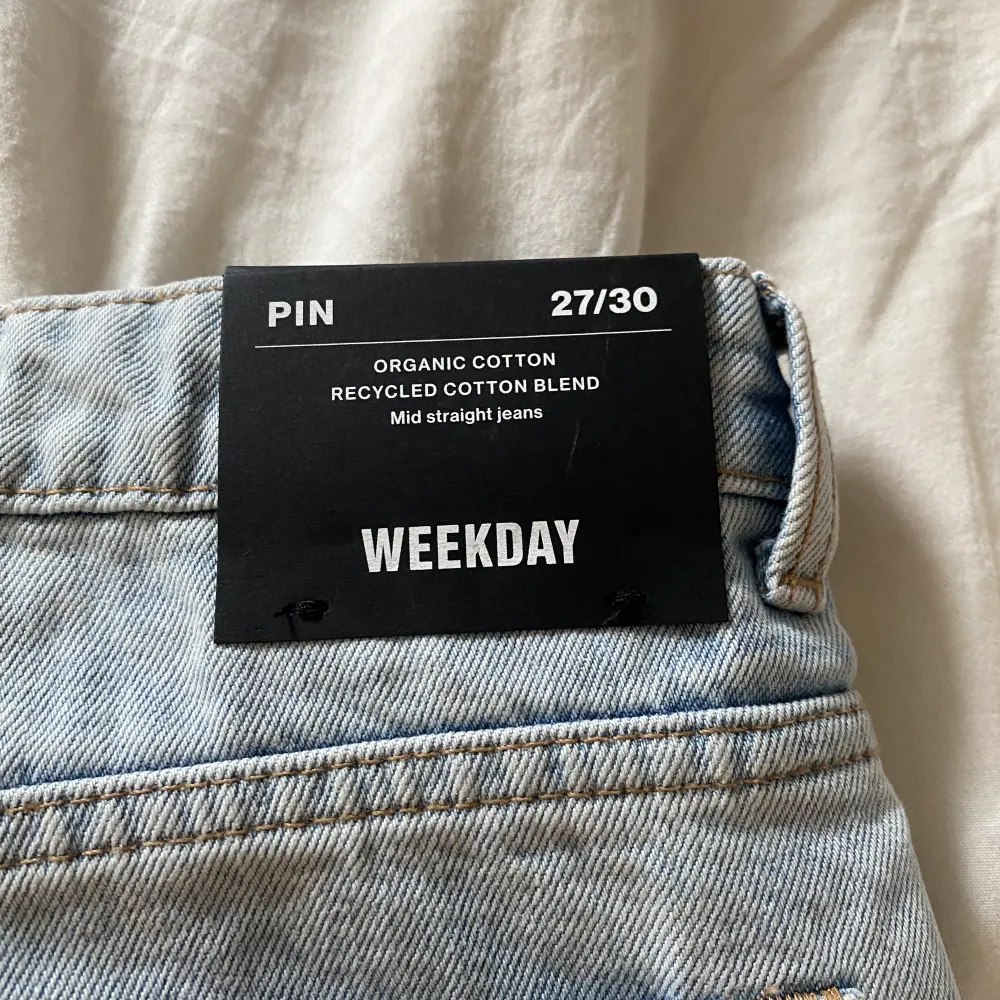 Säljer nu mina helt oanvända mid waist jeans från weekday, då dem inte kommer till användning💗💗💗. Jeans & Byxor.