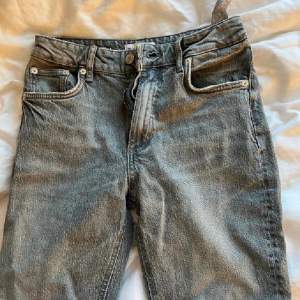 Gråa jeans från zara i storlek 34, mitt pris 150kr☺️