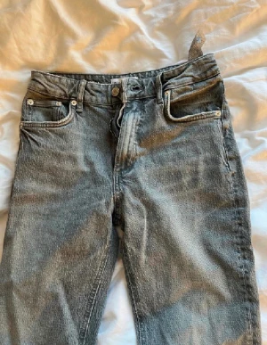Gråa jeans från zara - Gråa jeans från zara i storlek 34, mitt pris 150kr☺️