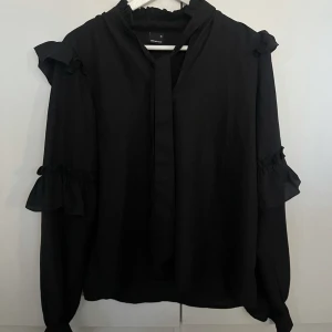 Svart blus från GinaTricot - Storlek 36