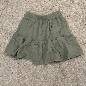 Kjol - Supersöt somrig kjol❤️Är i s men skulle säga att den passar xxs till s. Säljer då den inte riktigt är min stil❤️