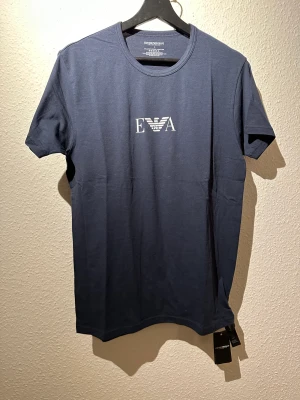 Armani NY - Aldrig använd  Armani Storlek L Motsvarar M 