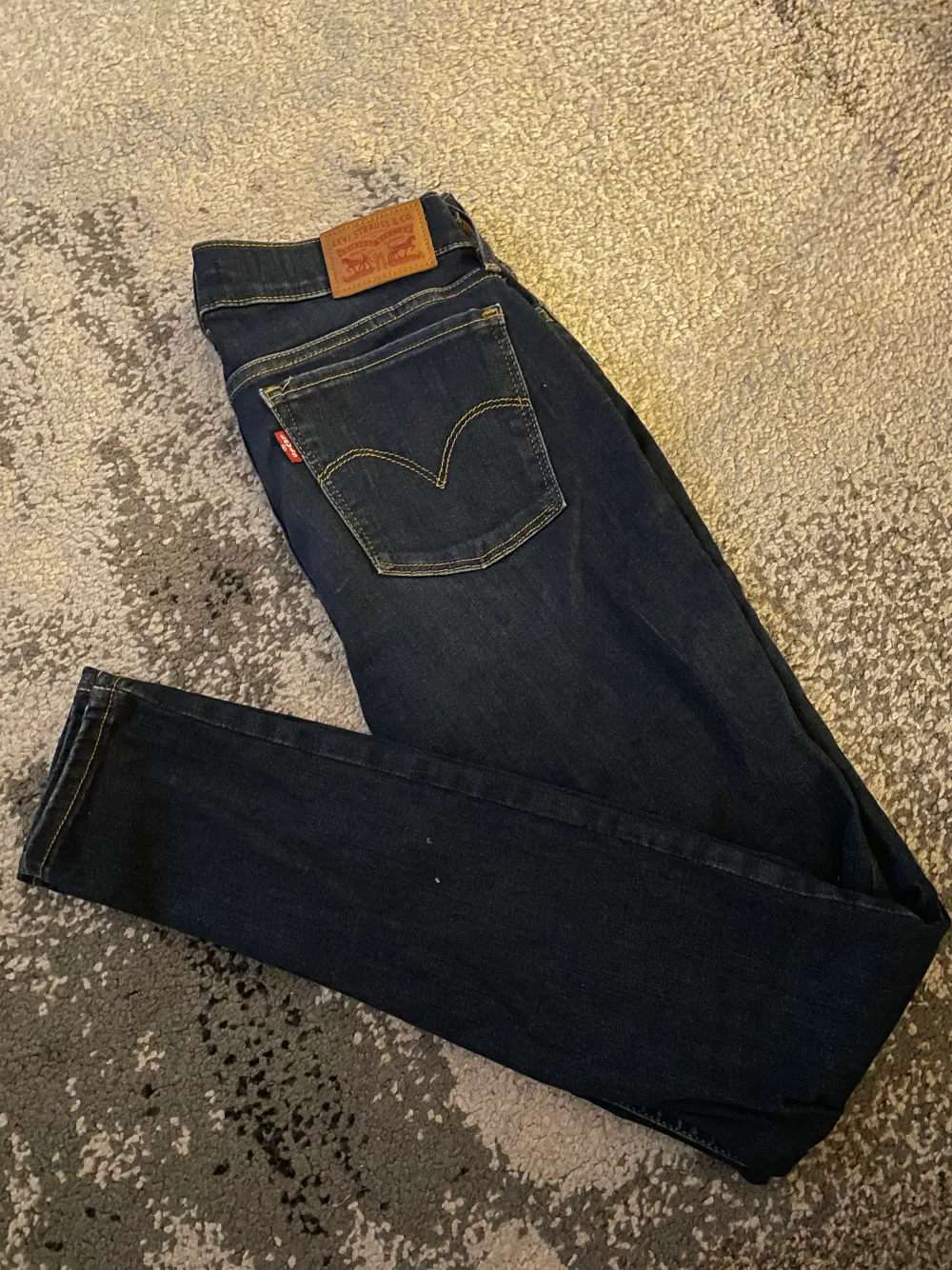 Mina gamla favorit Levis jeans som är alldeles för små för mig. Fint skick men på första bilden syns 2 små trådar som sticker ut på benet. Strl 26, typ xs/s. Jeans & Byxor.
