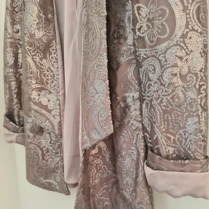 Kavaj - Snygg kavaj med paljetter.  Fint skick. Stl S/36