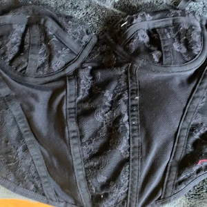 Linne/korsett  - Fin topp från hm, aldrig använt den så säljer den få den inte kommer till användning:) reglerbara axelband och spännen på ryggen köpte för 180kr så kan tänka mig sälja för 100kr:D  (Xxs)