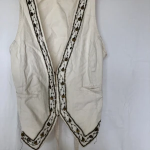 Väst - Jättegullig väst som går att ”ändra storleken” där bak med spännen.