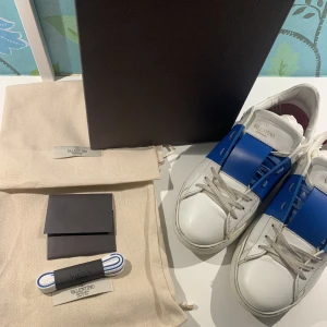 Valentino skor - Valentino skor i storlek 41 Allt kvar från köpa låda etc. Bra skick! Finns i centrala Stockholm 