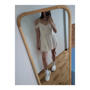 GUESS klänning - Skir, ljust beige klänning från Guess. Perfekt till  exempelvis skolavslutningen eller finmiddagen. Använd 1 gång och i nyskick. Storlek: XS/S, passar mig som är S.