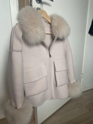 Päls jacka - Säljer nu min päls jacka från SStore. Köptes för 3900kr Använd cirka 4 gånger. Storlek Xs/S
