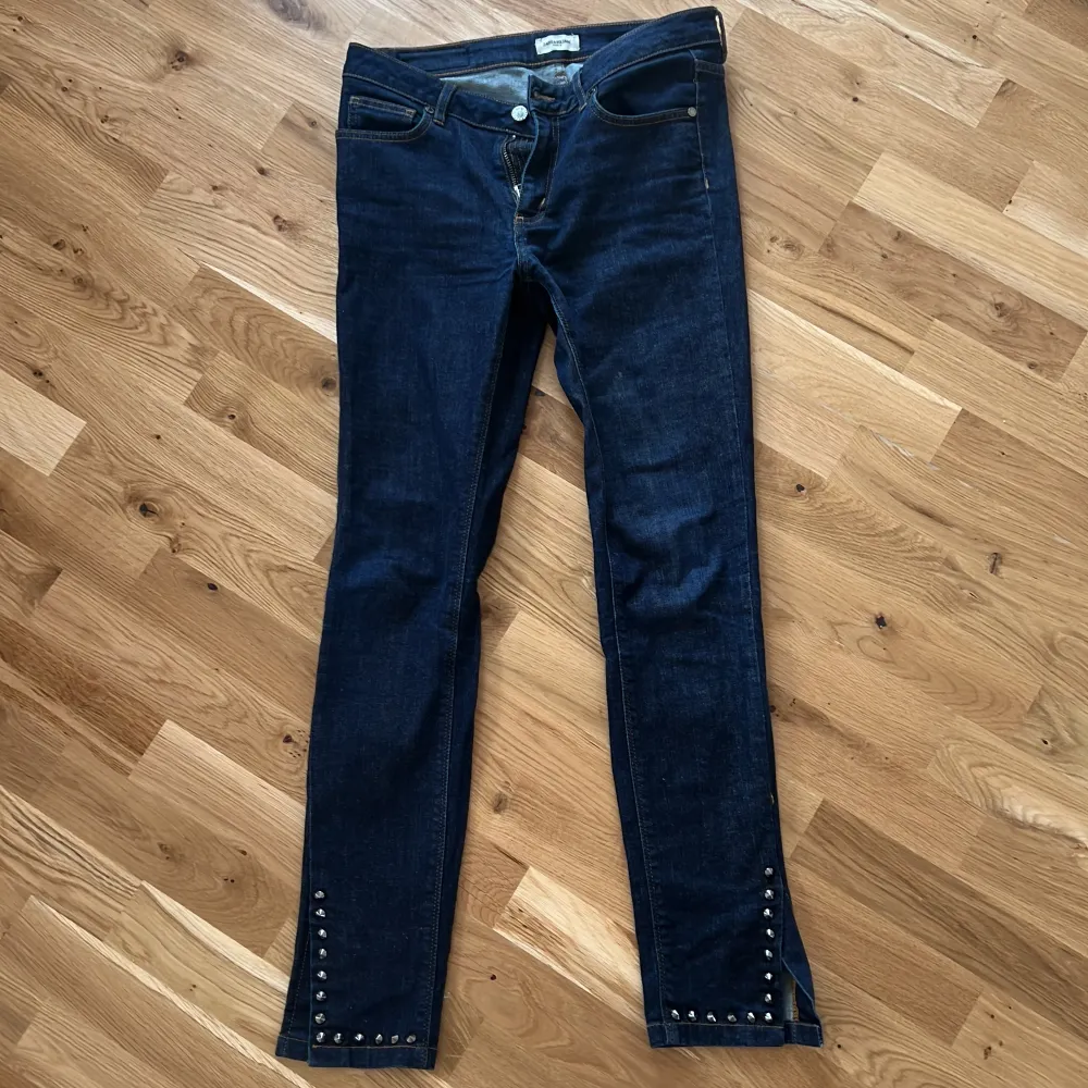 Lågmidjade jeans från Zadig. Nitar och slit nereid ankeln. Strl 29 men passar w-26/27/28 då dom är små i strl. Små i s. Jeans & Byxor.